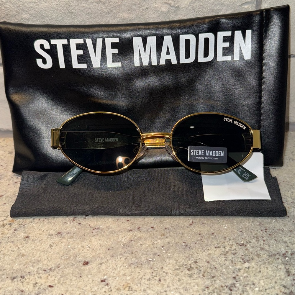 Steve Madden Gold and Black Women's Sunglasses
